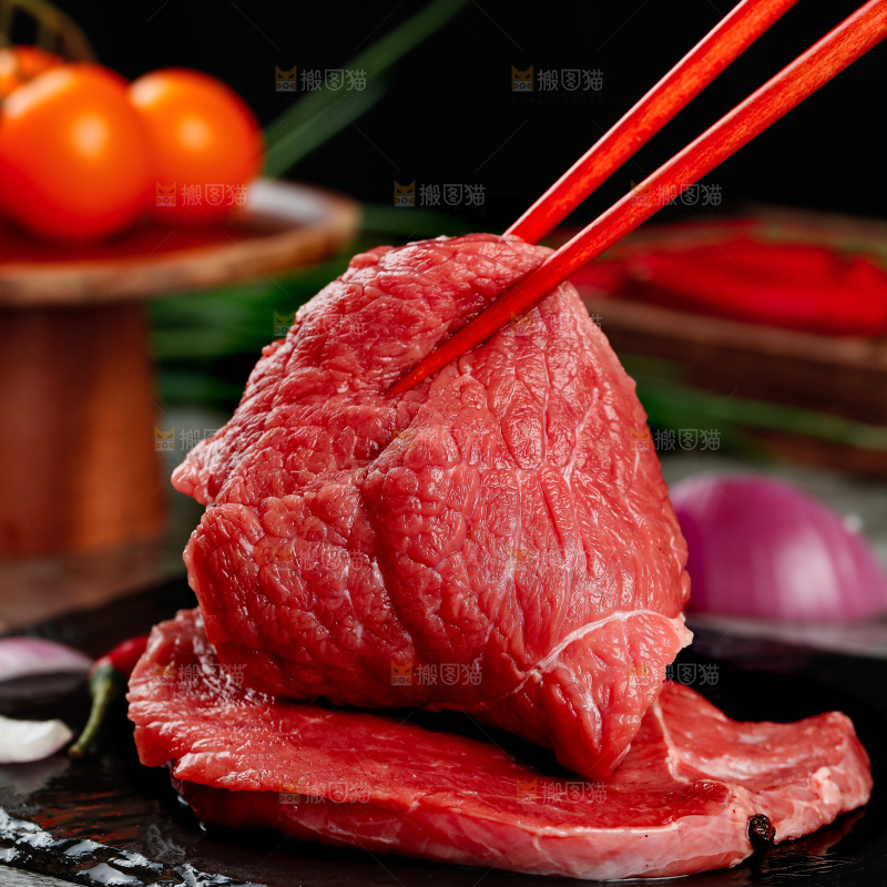 深底上的新鲜牛肉