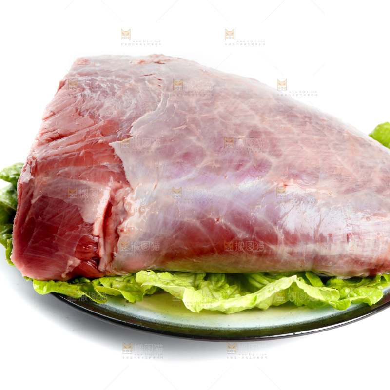 白底上的新鲜牛肉