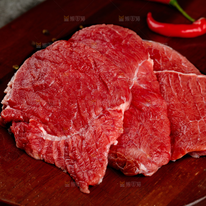深底上的新鲜牛肉
