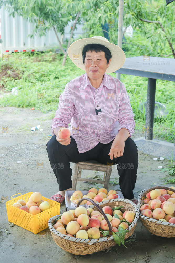 手里拿着现摘水蜜桃