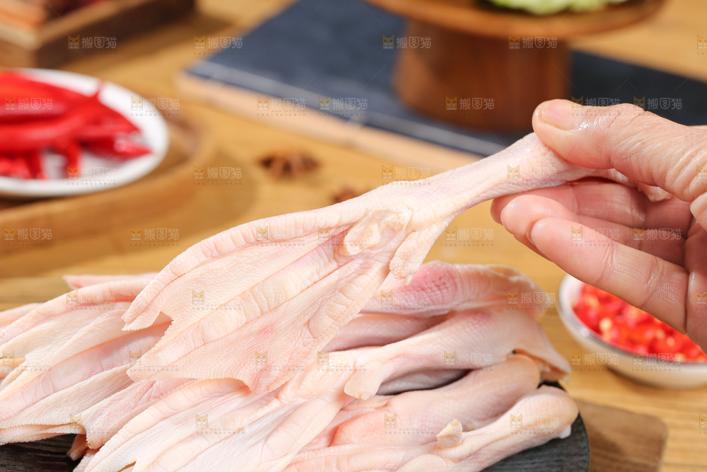 深底上的新鲜鸭掌