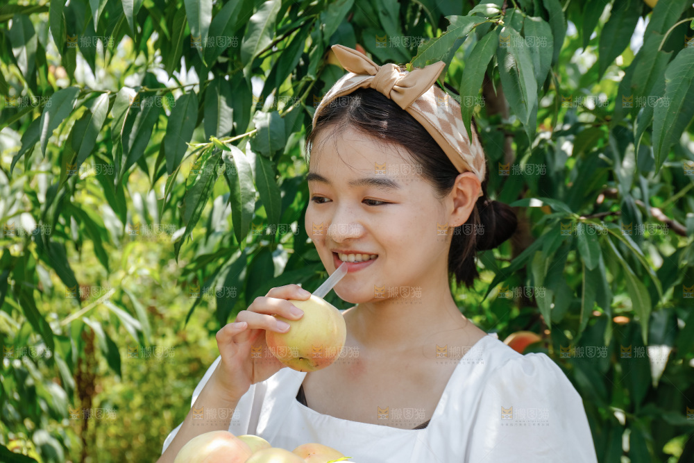 手里拿着现摘水蜜桃