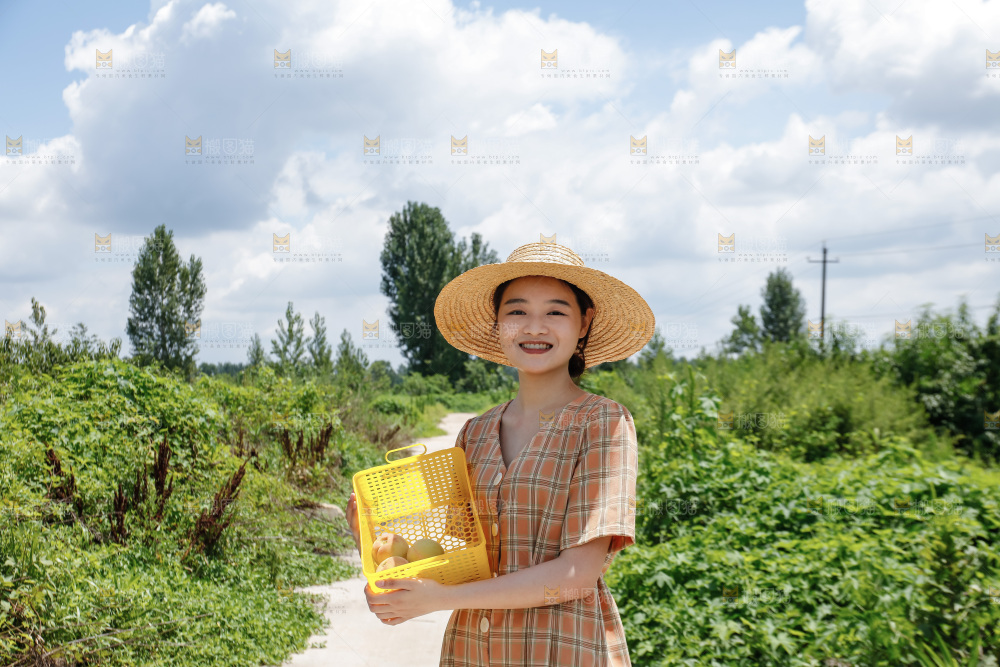 手里拿着现摘水蜜桃