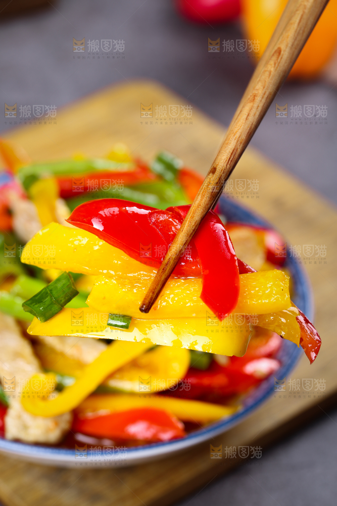 深底上的彩椒炒肉