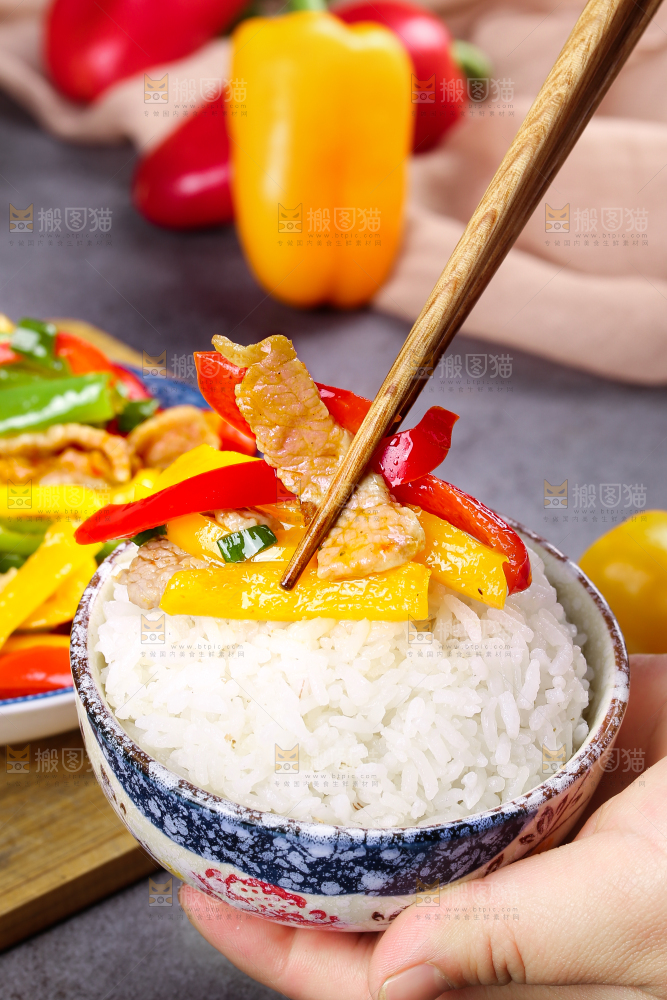 深底上的彩椒炒肉