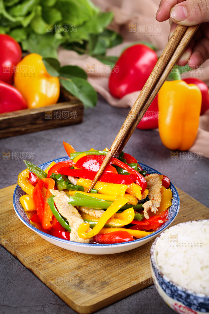 深底上的彩椒炒肉