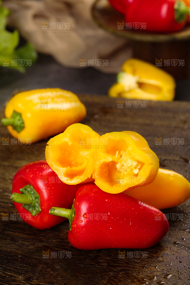 深底上的水果彩椒