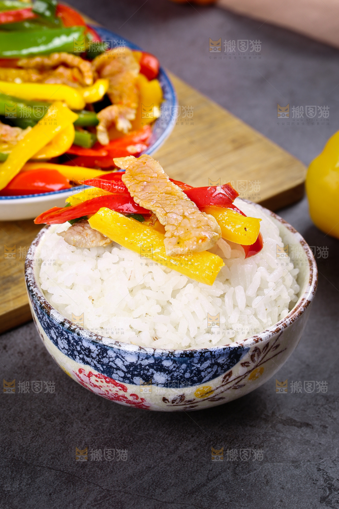 深底上的彩椒炒肉