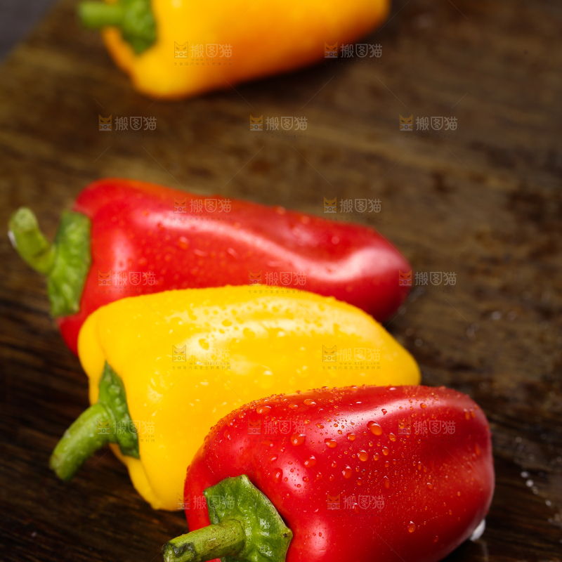 深底上的水果彩椒