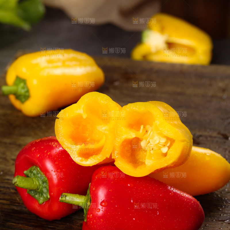 深底上的水果彩椒