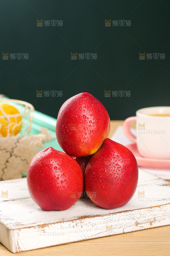 木底上的黄心油桃