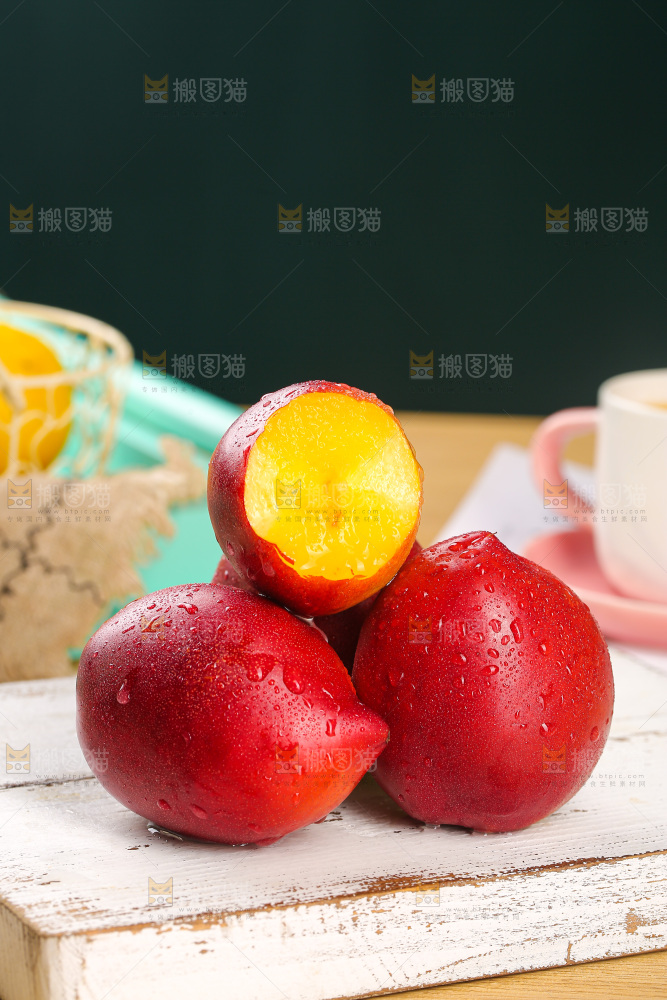 木底上的黄心油桃