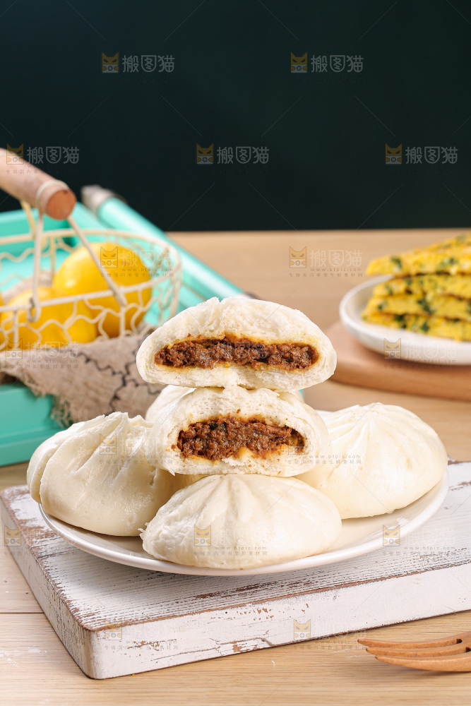木底上的酱肉包子