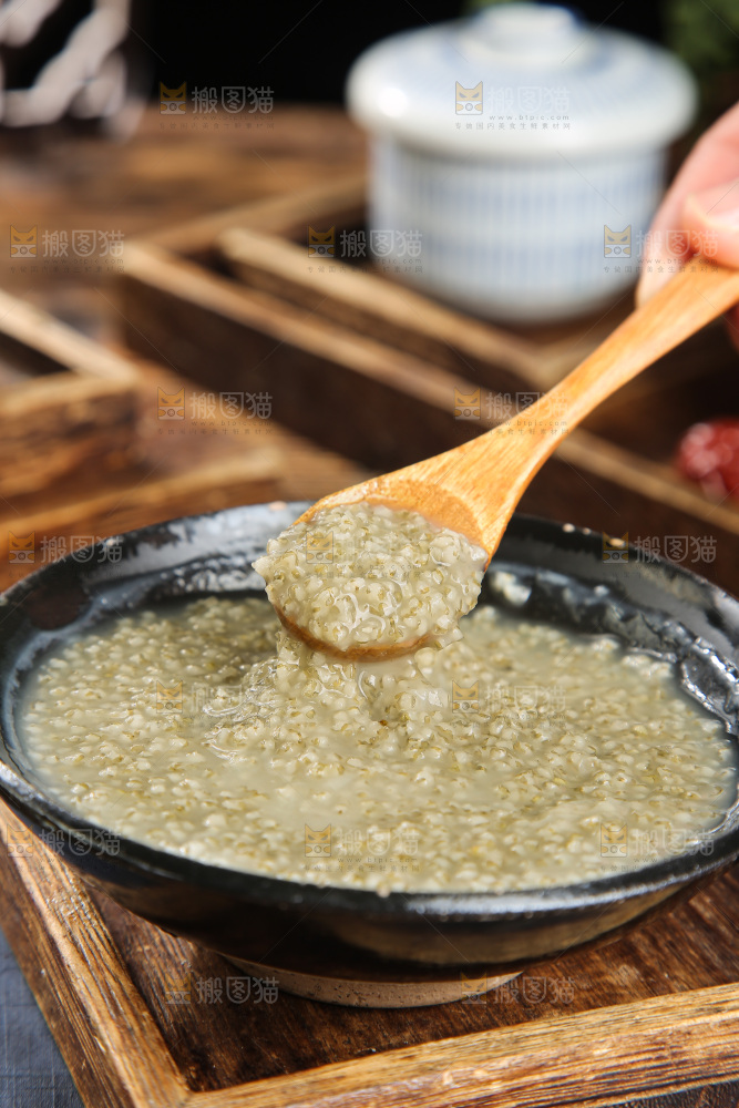 碗里的黑米粥