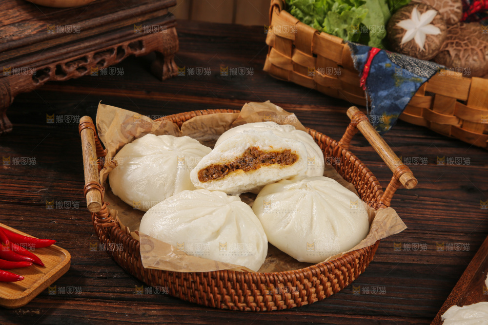 深底上的酱肉包子
