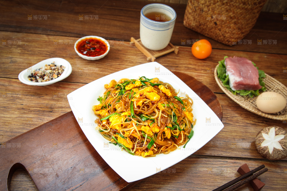 盘子里的炒合菜