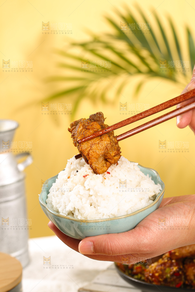 浅底上的排骨玉米