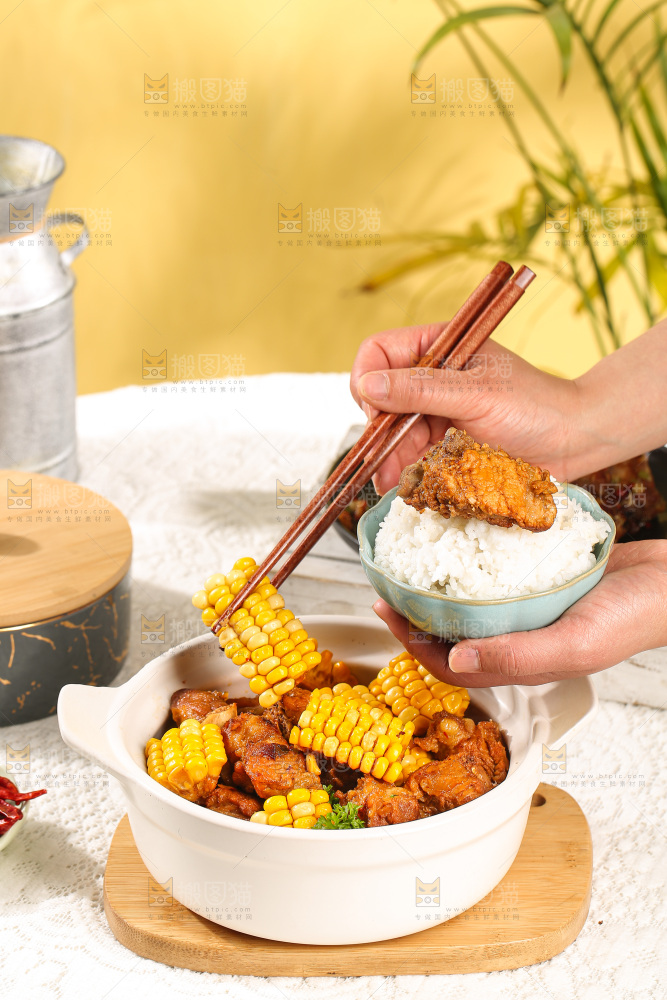 浅底上的排骨玉米