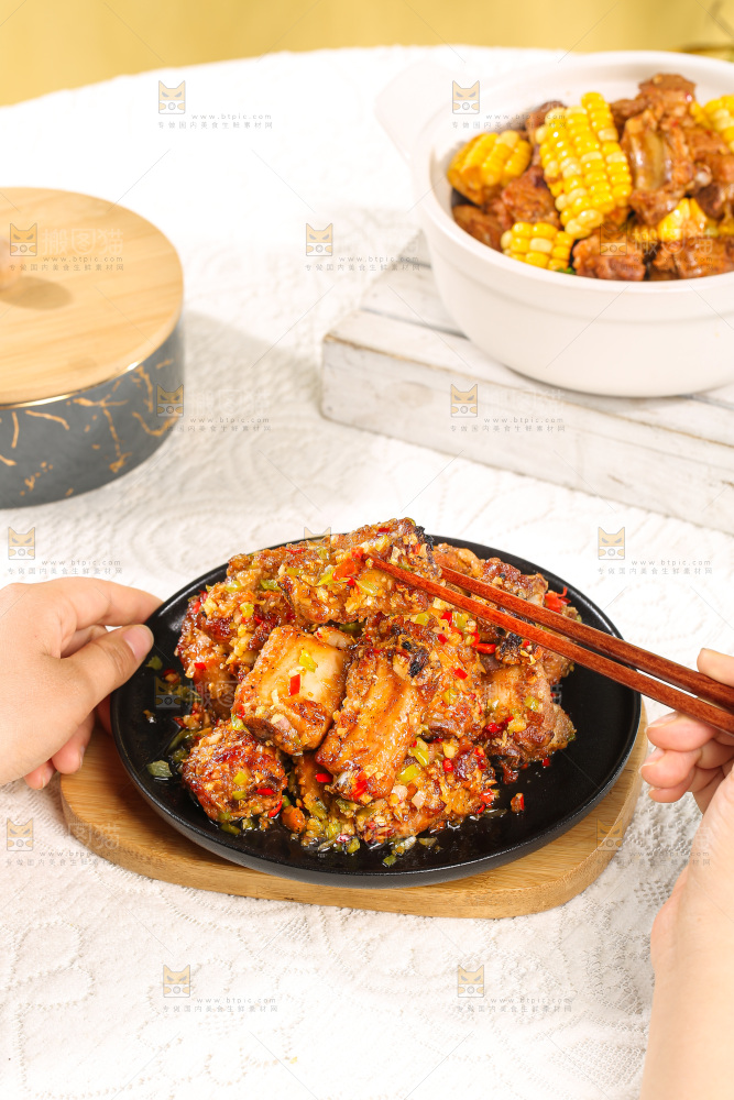 盘子里的蒜香排骨