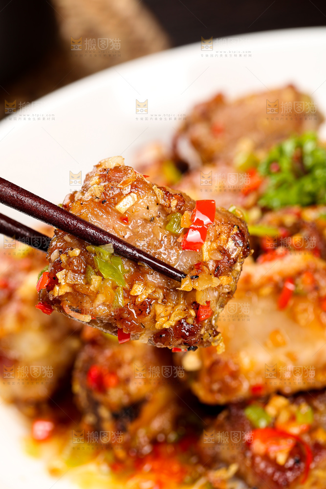 盘子里的蒜香排骨