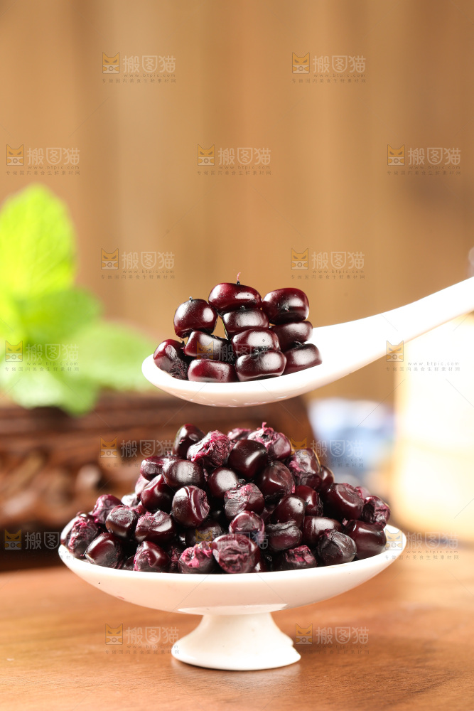 木底上的黑糯拇指玉米