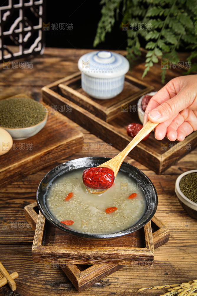 碗里的黑米粥