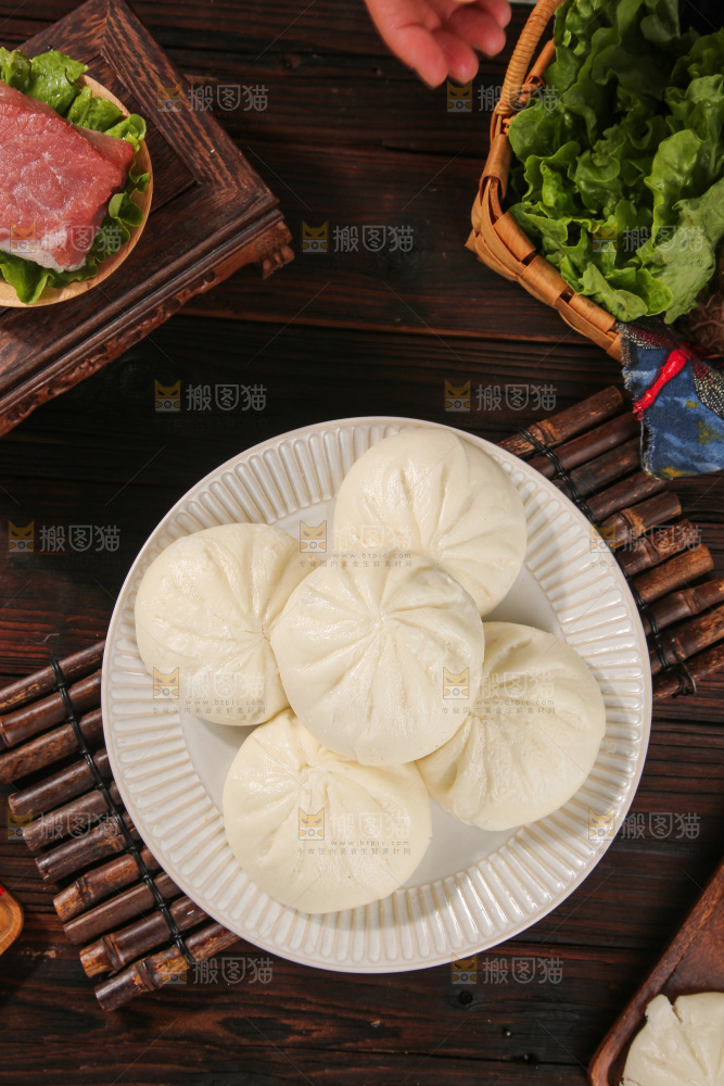 深底上的酱肉包子
