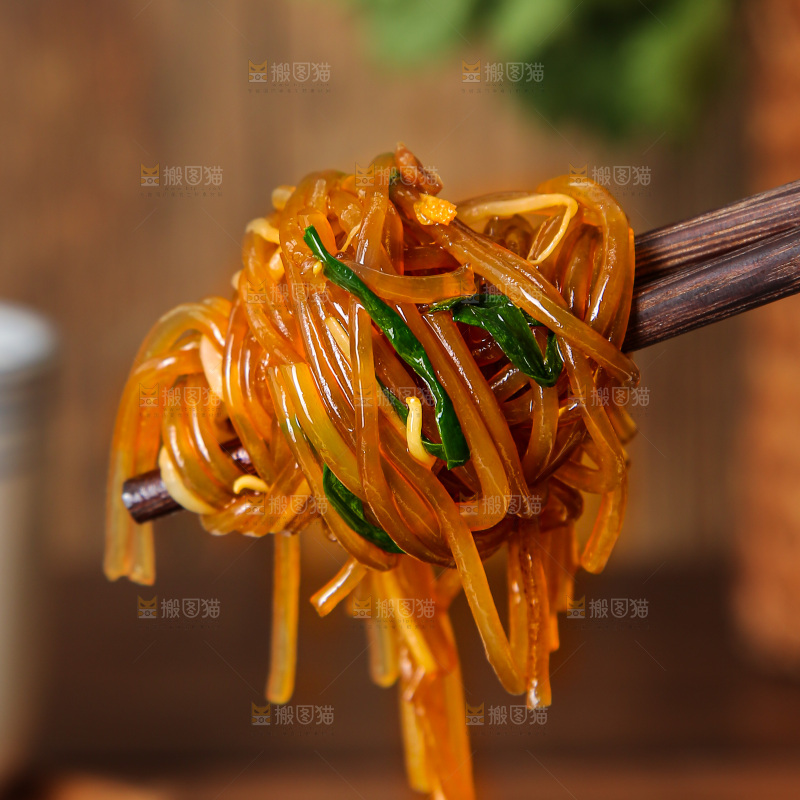 盘子里的炒合菜