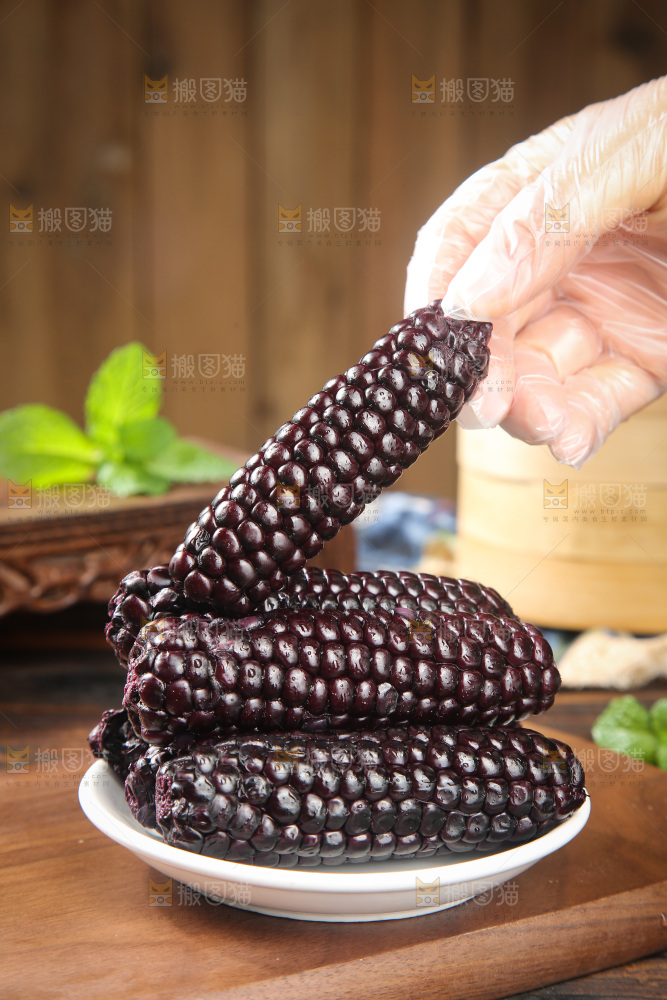木底上的黑糯拇指玉米