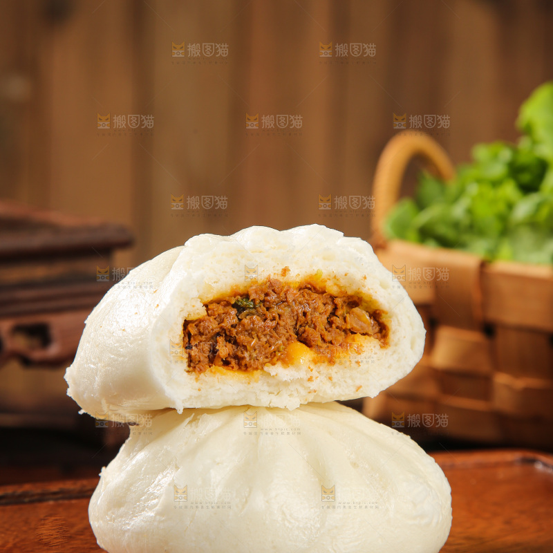 深底上的酱肉包子