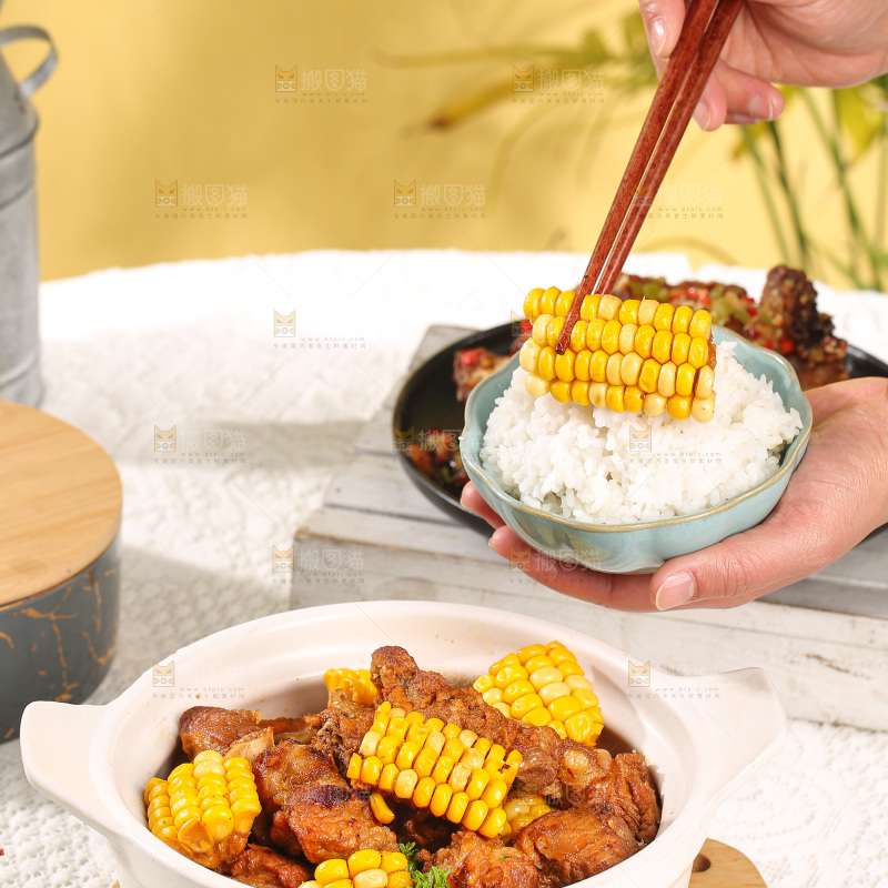 浅底上的排骨玉米