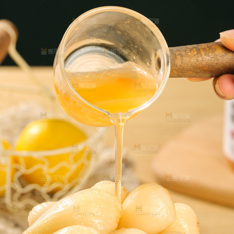 深底上的酸甜藠头