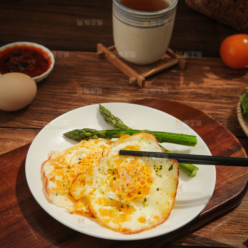 盘子里的煎蛋