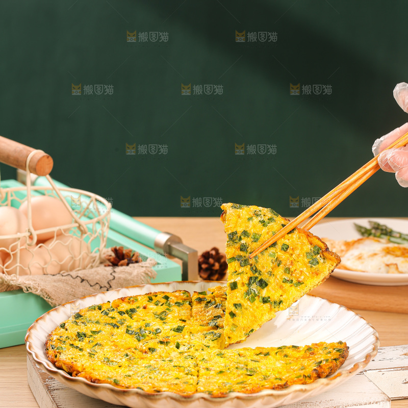盘子里的葱煎蛋