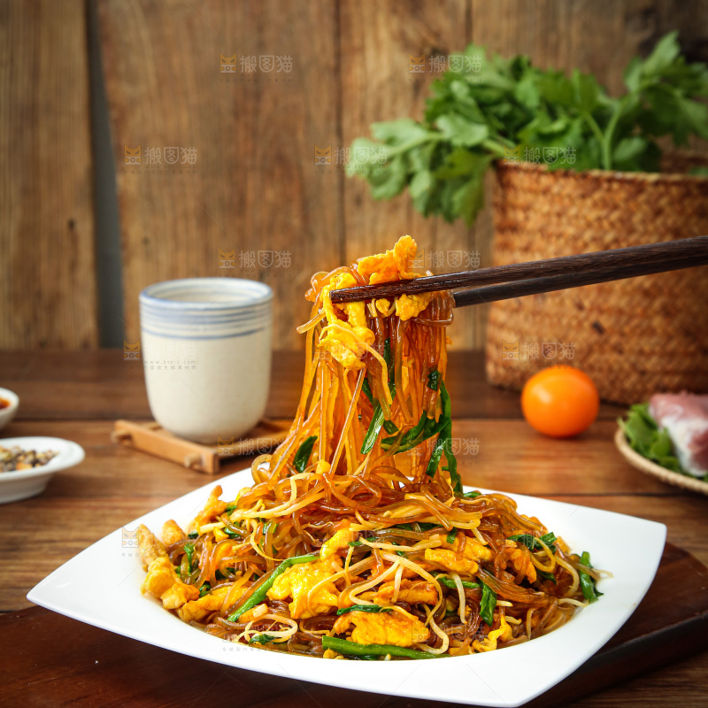 盘子里的炒合菜