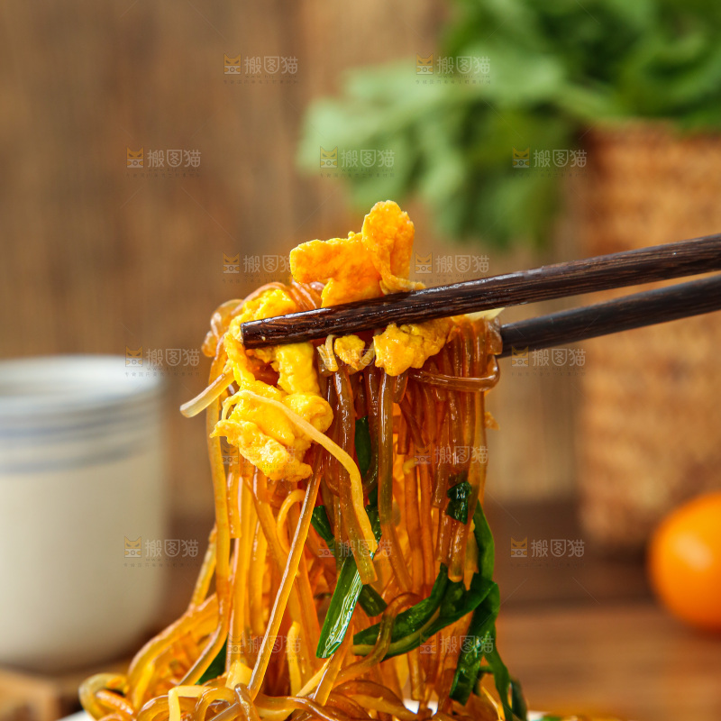 盘子里的炒合菜