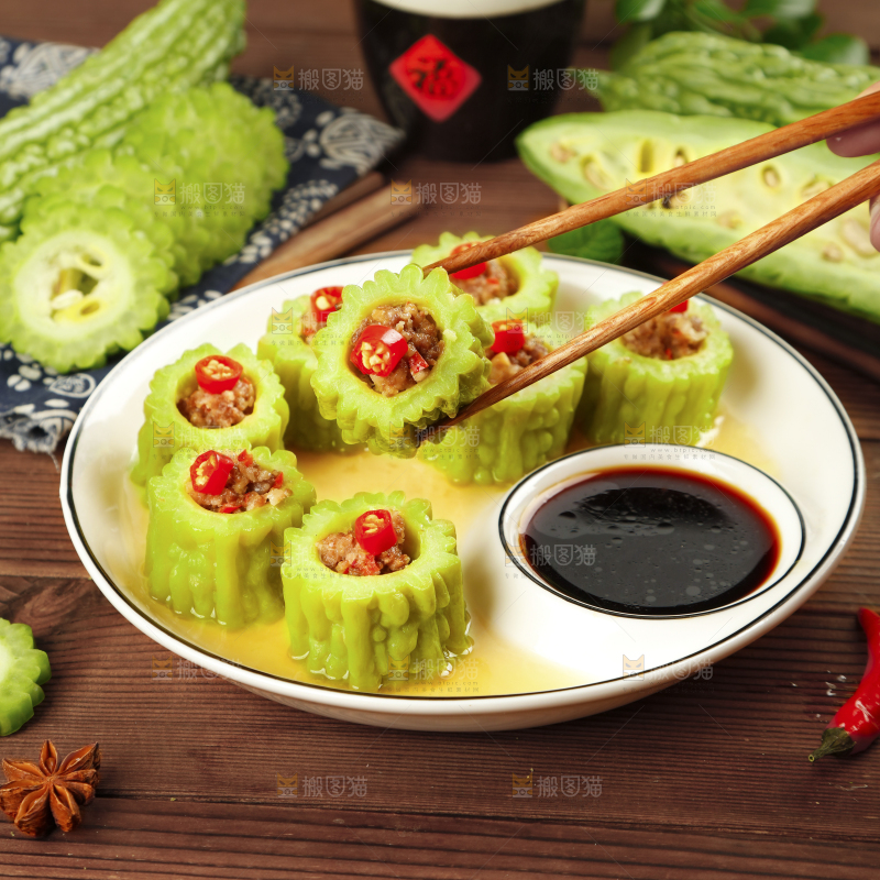 盘子里的苦瓜酿肉
