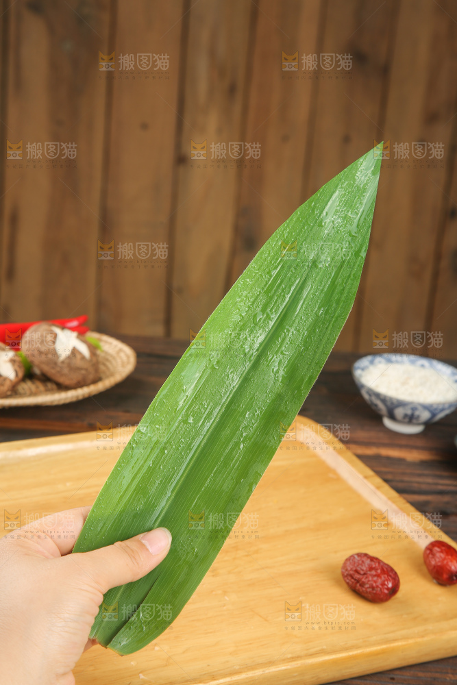 深底上的新鲜粽叶