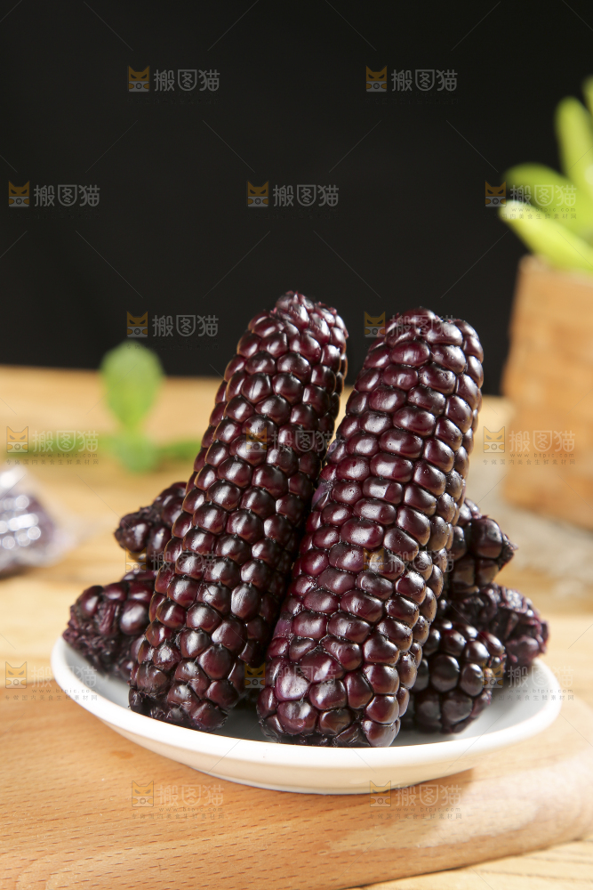 木底上的黑糯拇指玉米