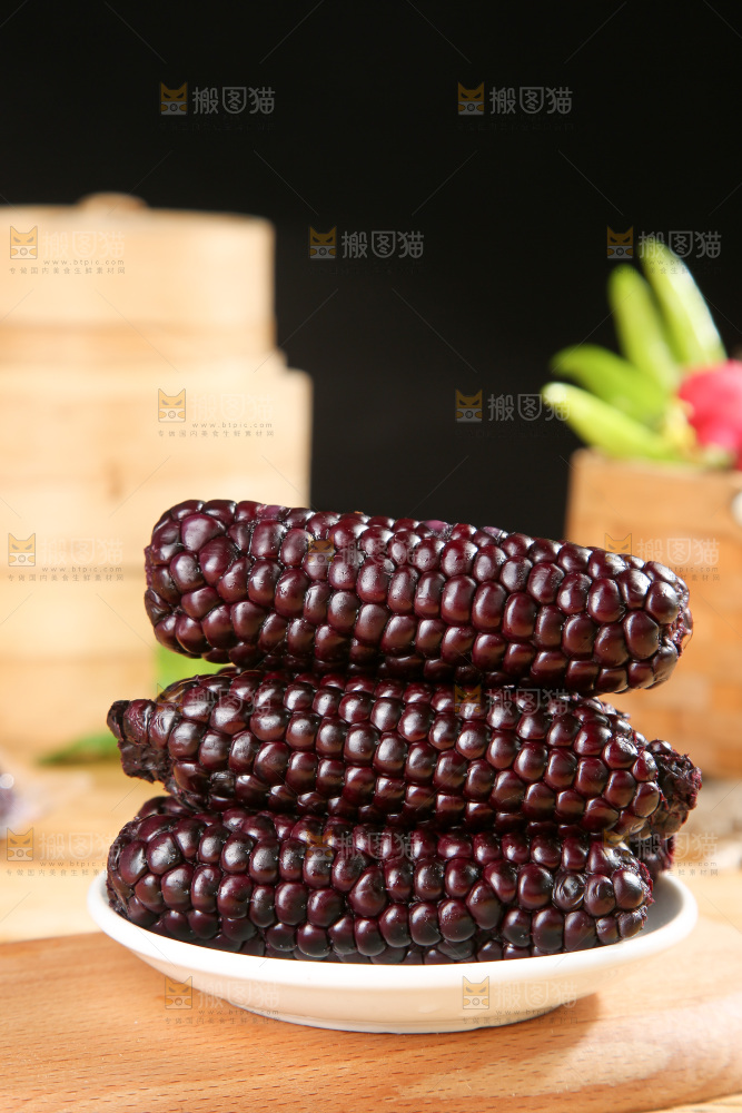 木底上的黑糯拇指玉米
