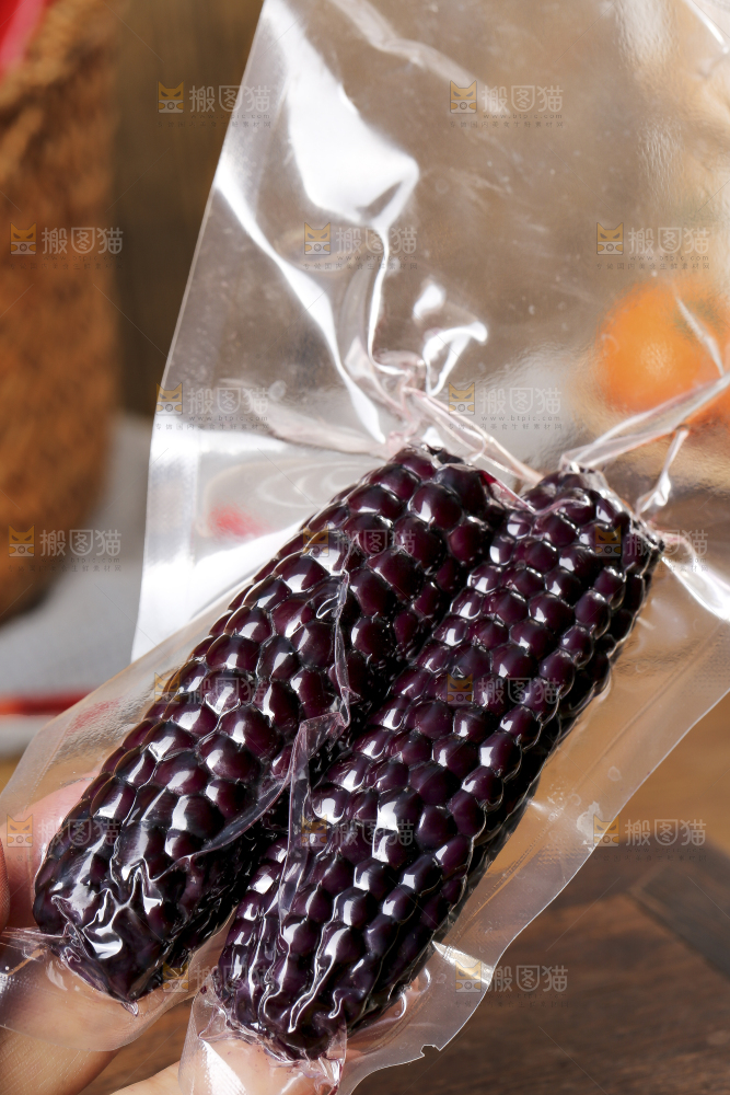 木底上的黑糯拇指玉米