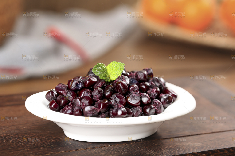 木底上的黑糯拇指玉米