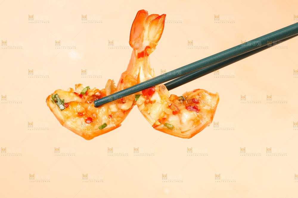 盘子里的蒜蓉虾