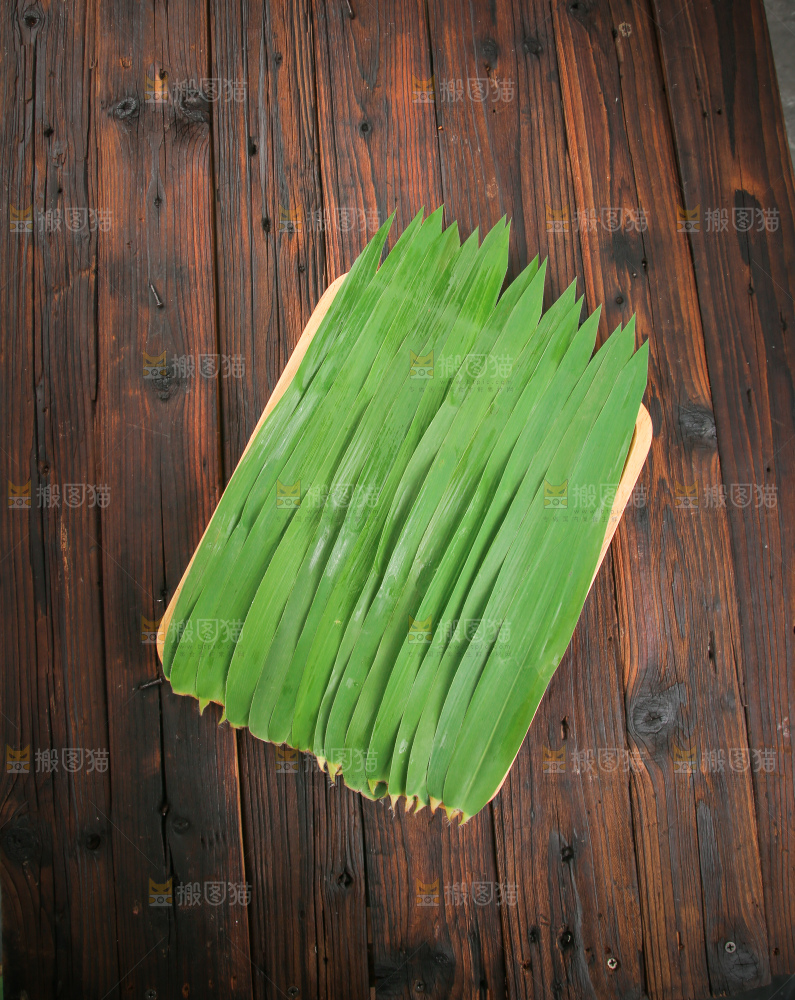 深底上的新鲜粽叶