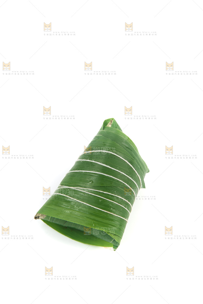 白底上的新鲜粽叶