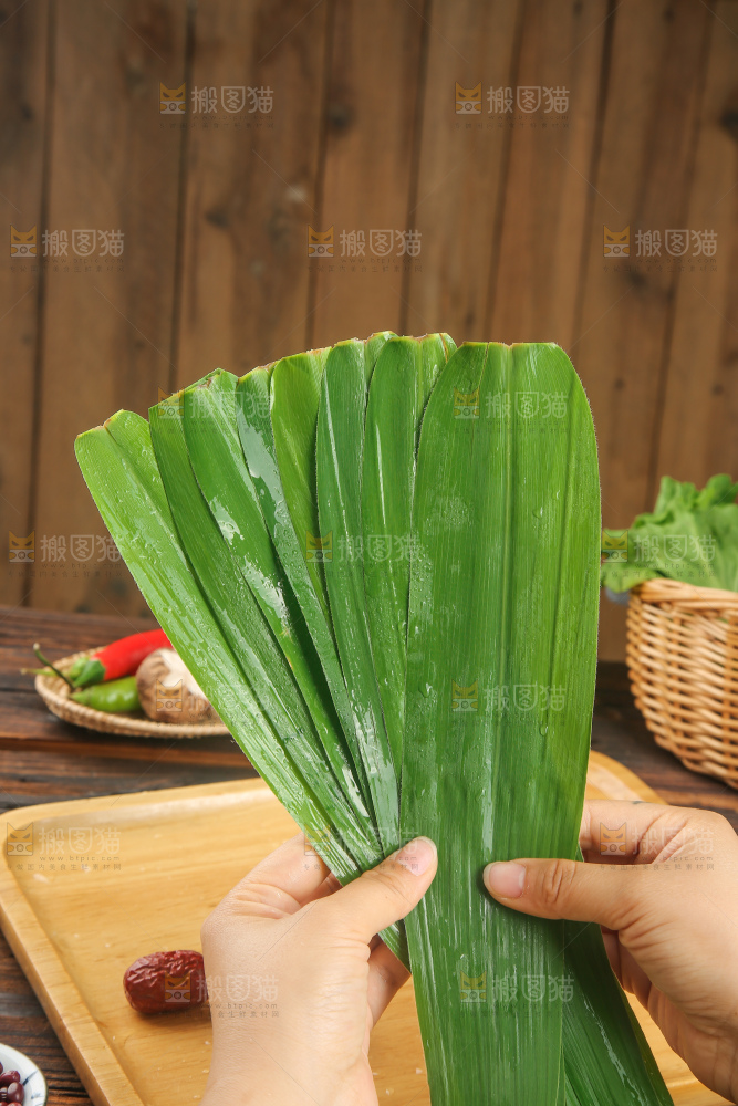 深底上的新鲜粽叶