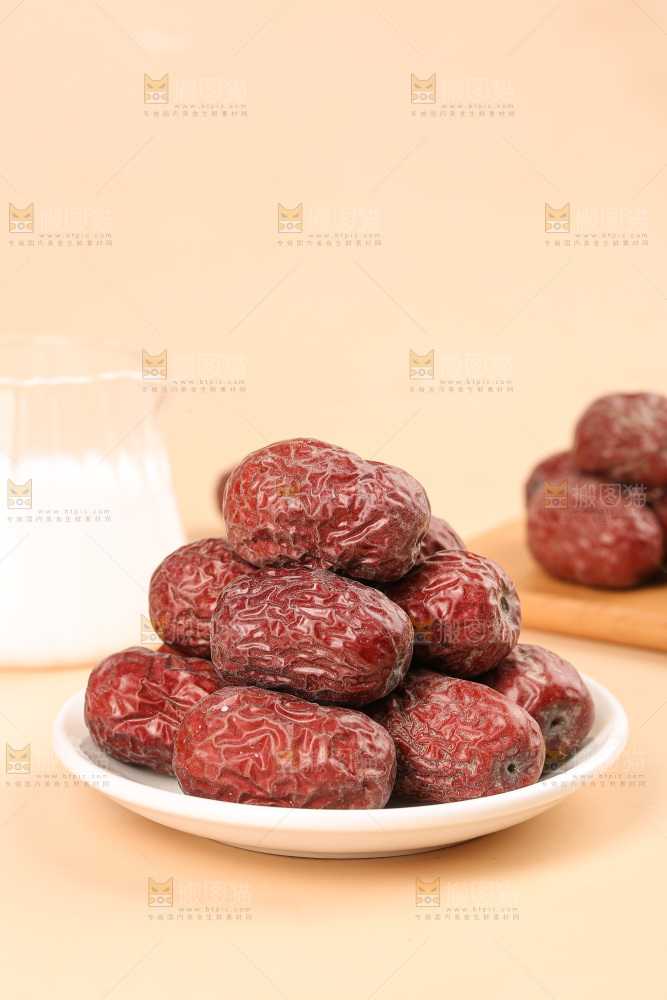 浅底上的若羌灰枣