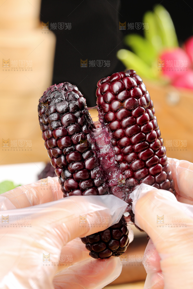 木底上的黑糯拇指玉米