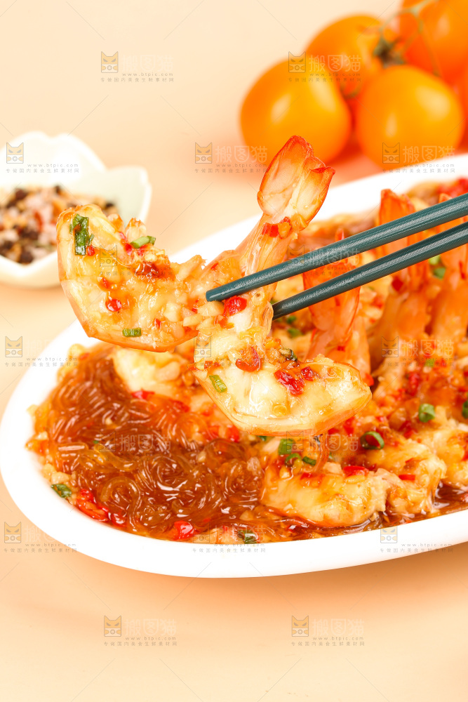 盘子里的蒜蓉虾