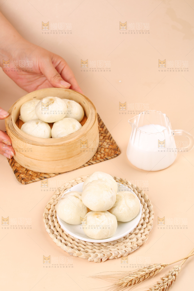 浅底上的发面小笼包